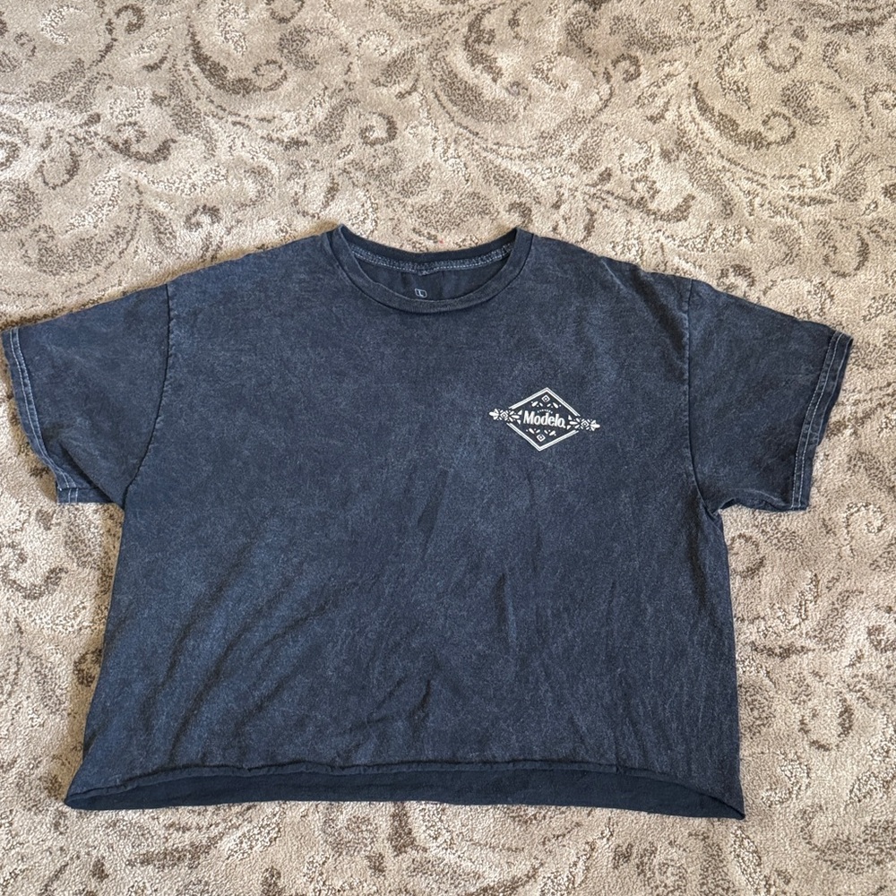 Modelo vintage Faded Black Graphic Crop Tee